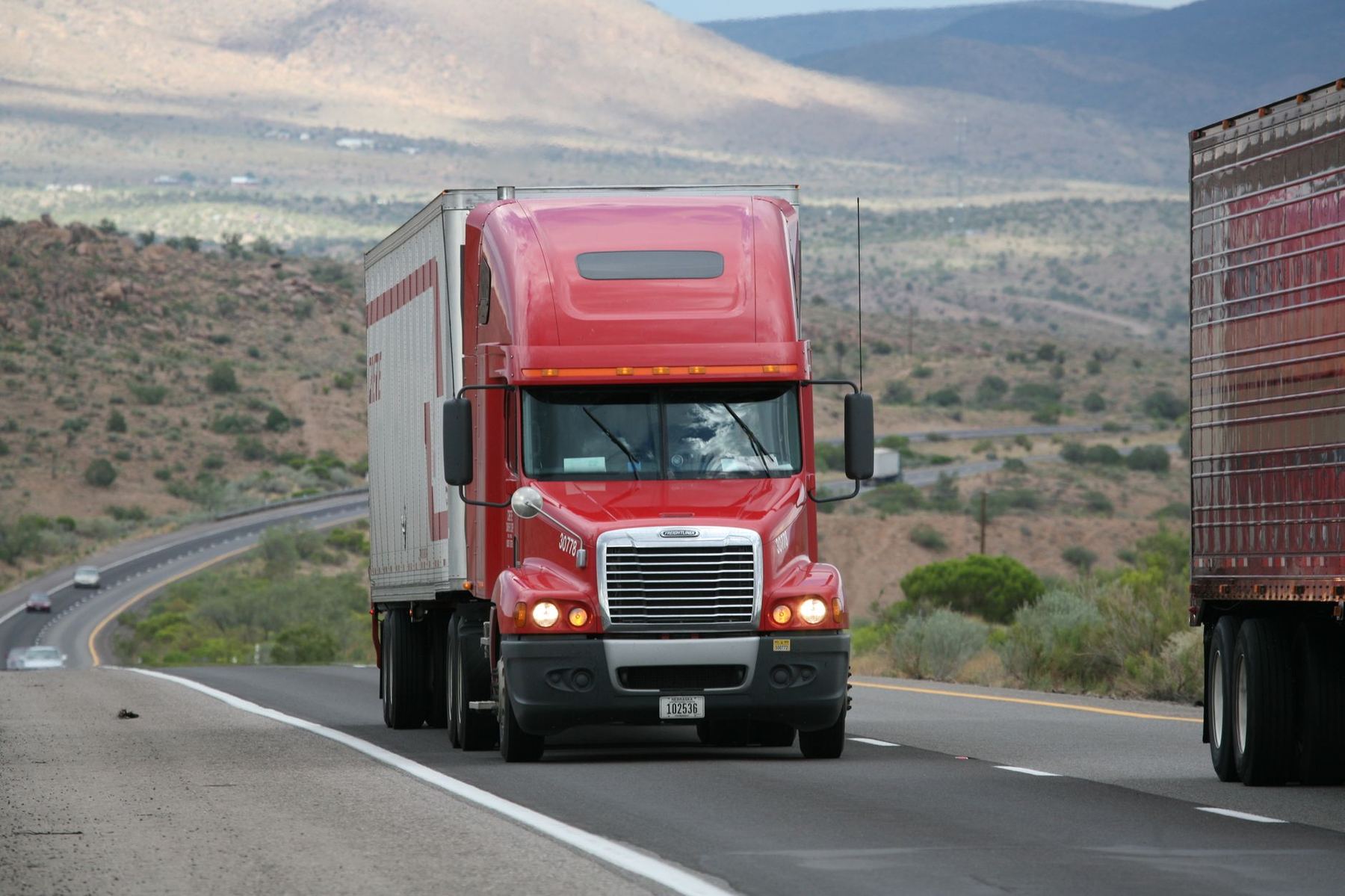 Tracteur routier 3B3 Logistics sur l'autoroute